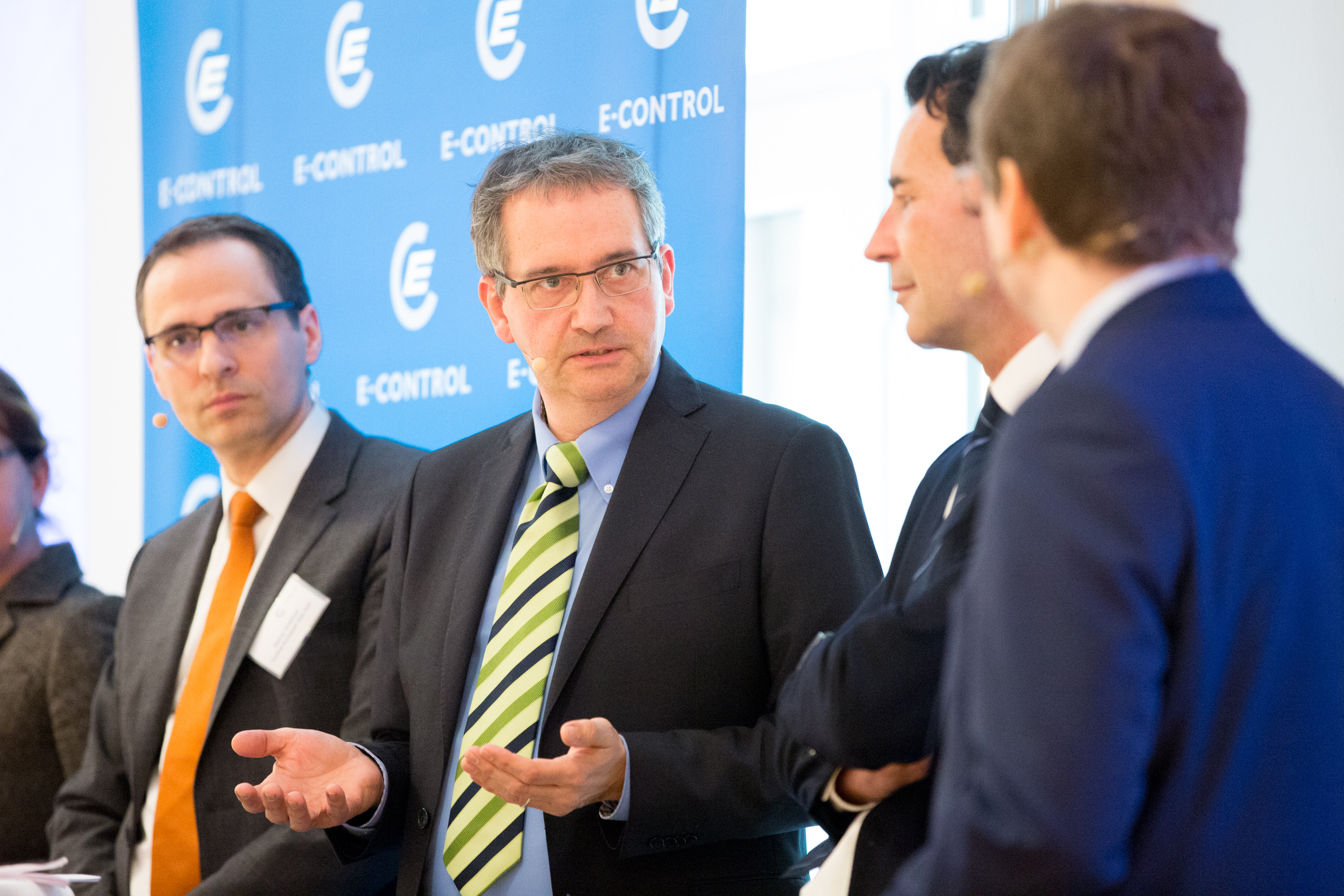 Die Diskussionsrunde bringt angeregten Meinungsaustausch u.a. zwischen Joachim Rahls (European Federation of Energy Traders), Gottfried Steiner (GF Central European Gas Hub), Oliver Elbling und Martin Szelgrad (v.l.)