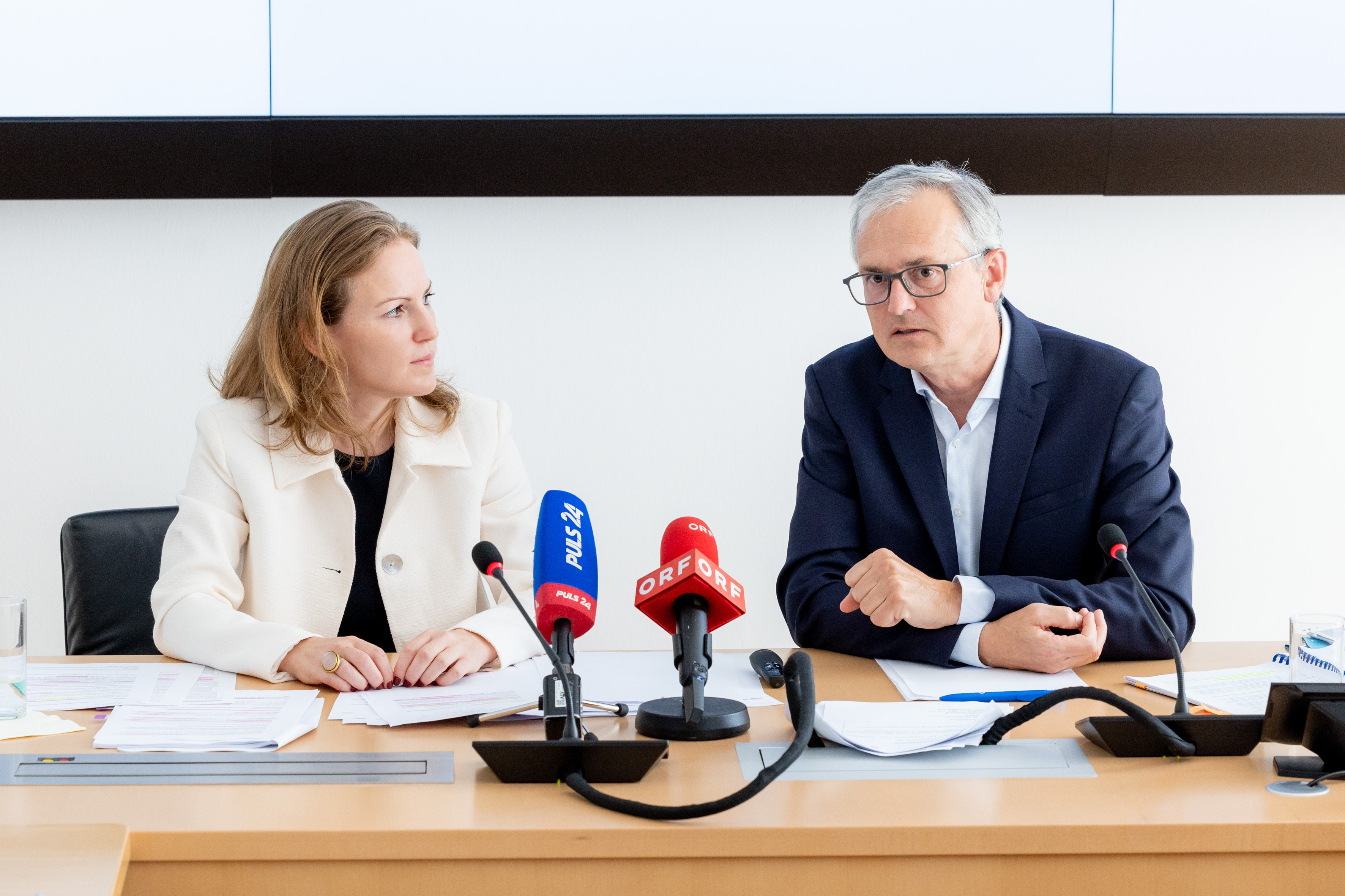 Natalie Harsdorf (BWB) und Wolfgang Urbantschitsch (E-Control) beim Pressegespräch