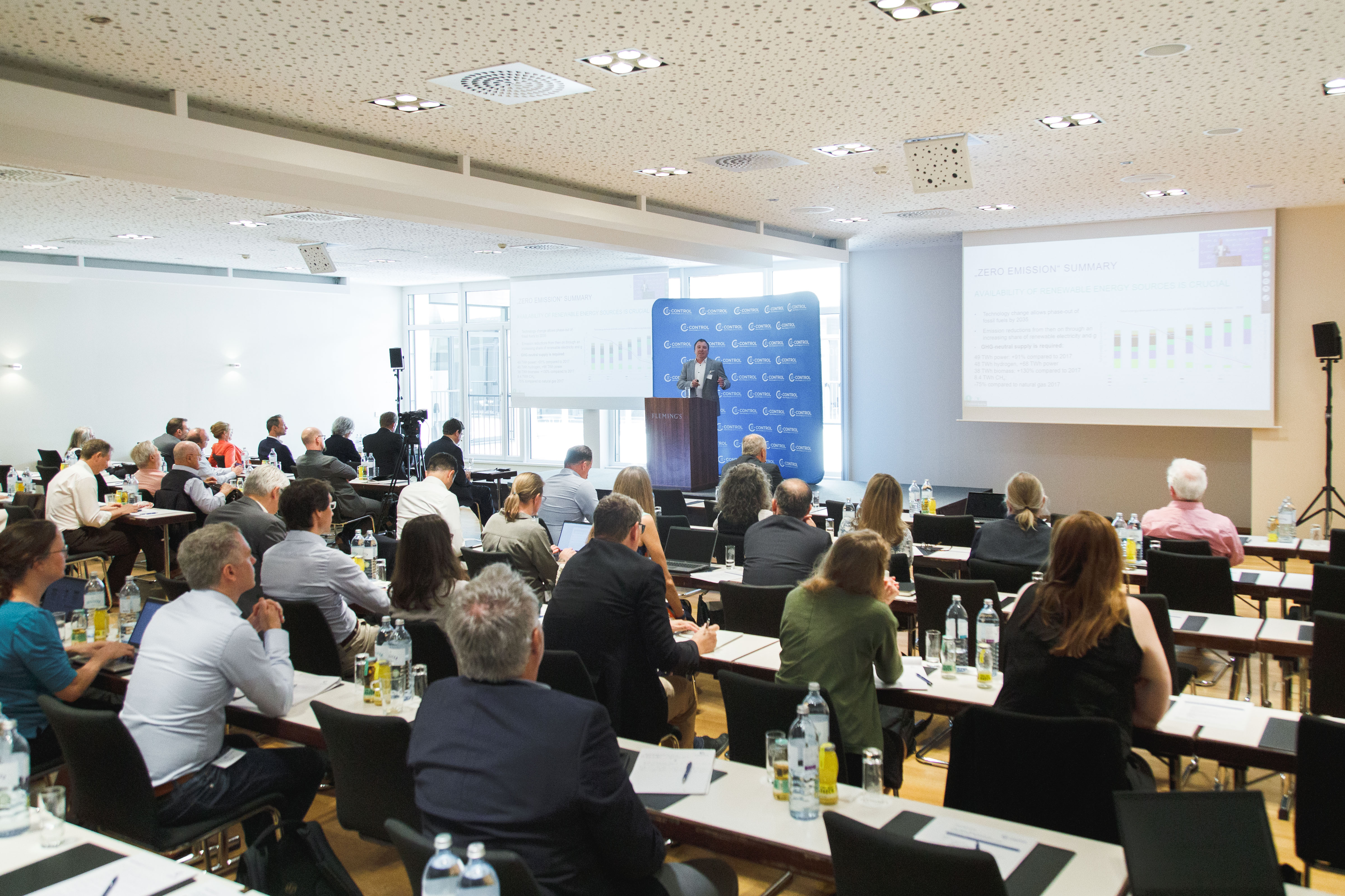 Abb. 2: Auditorium Veranstaltung, am Podium; Wolfgang Hribernik,  AIT    