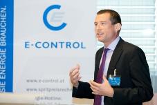 Florian Pichler präsentiert die Studie der E-Control